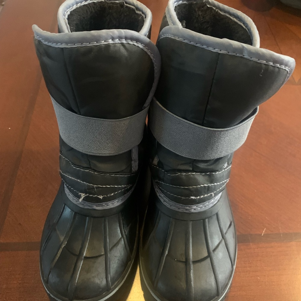 kids snow boots size 9/10
